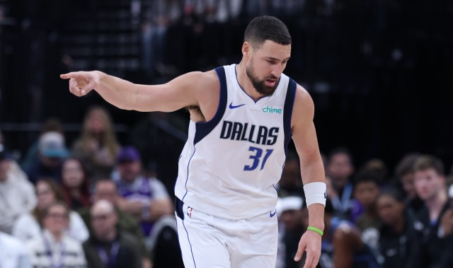 开云官网-还有这一手！克莱快攻面对防守选择脑后骚气传球 凯利轻松吃饼