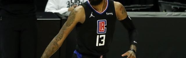 开云电竞-【现场】当德克欢呼的时候 懵逼的卢指导做了什么？